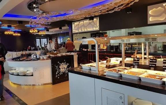 Salle du buffet, îlot et panneaux ajourés
