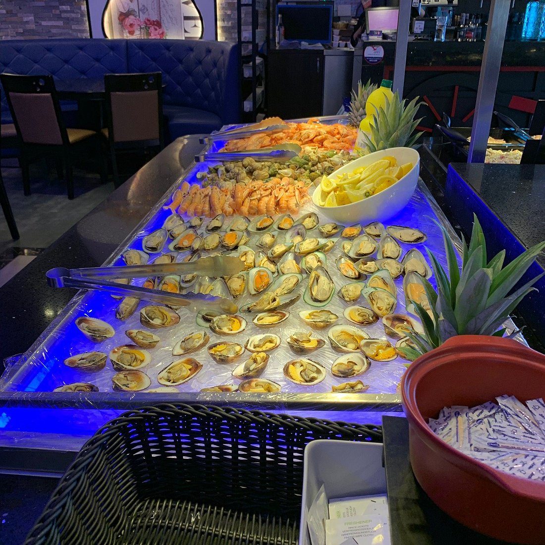 Fruits de mer sur glace, moules et crevettes