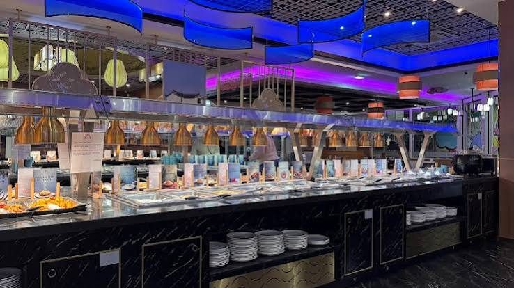 Buffet sous les lampes bleues et les suspensions dorées