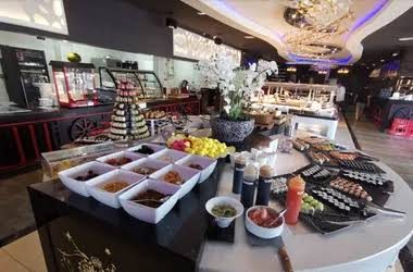 Table ronde sushi, fruits et desserts