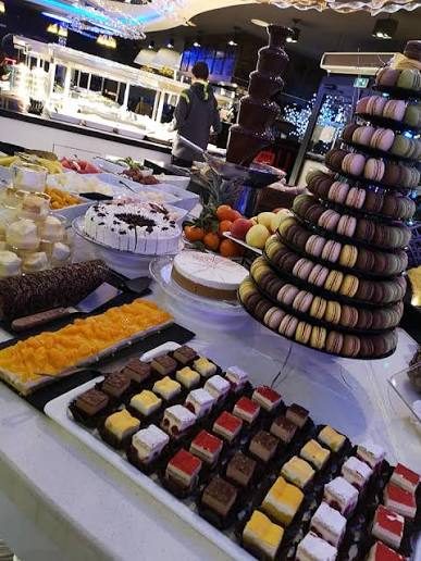Tour de macarons, fontaine de chocolat et gâteaux